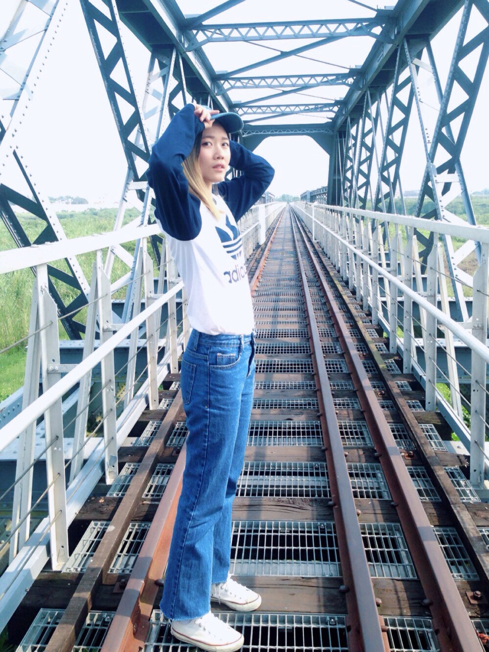 「adidas originals、converse、JOYRICH、응답하라 1988、korea、huwei、橋、패션」｜「adidas Originalsのアイテム（トップス、ホワイト系）」を使った、Chomei さん（レディース・168cm）の春コーディネートの1枚目の写真