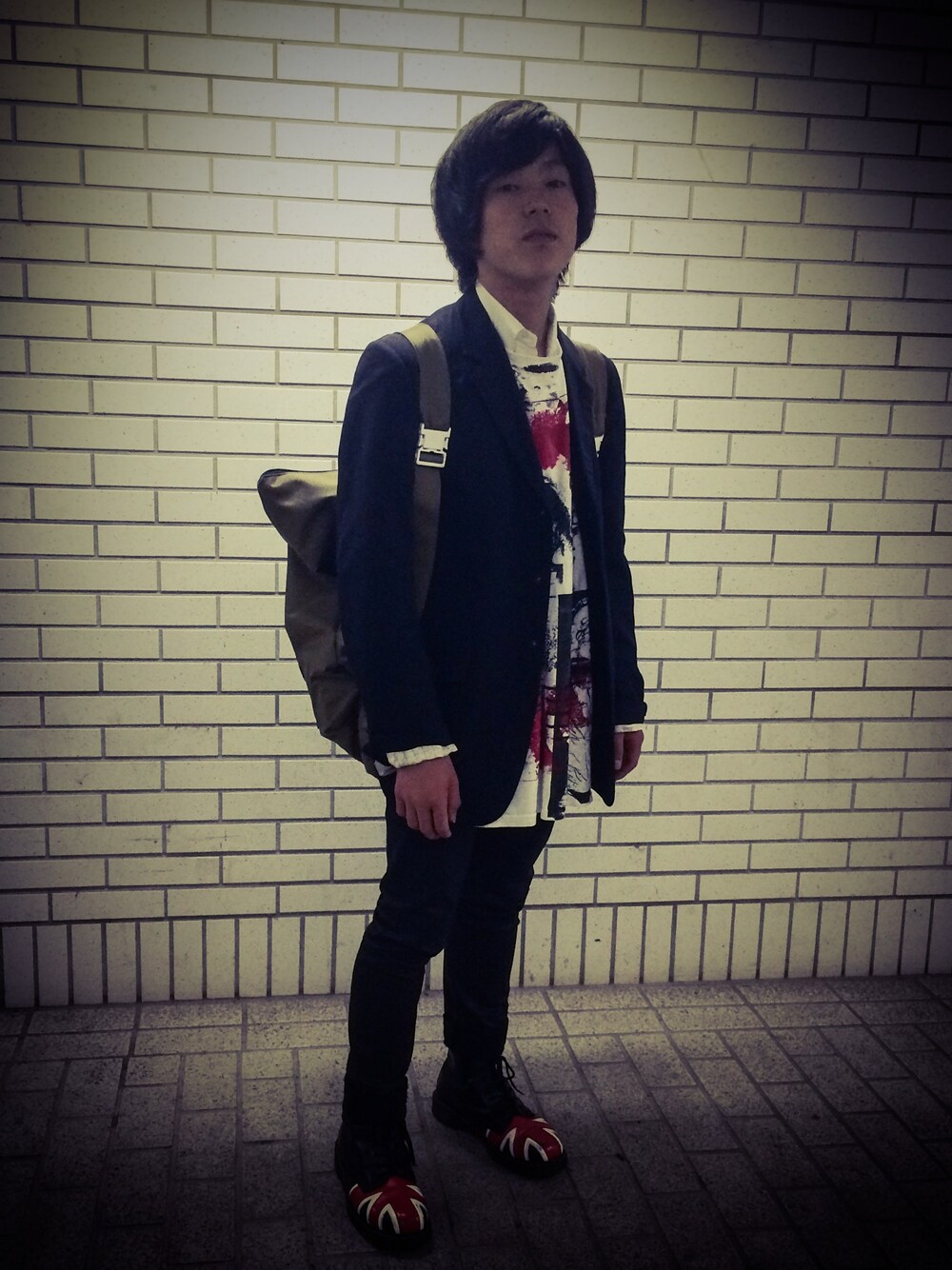 ブラック系のデニムパンツ、ホワイト系のTシャツ/カットソー、ブラック系のテーラードジャケットを着用したメンズの春コーディネートの1枚目の写真