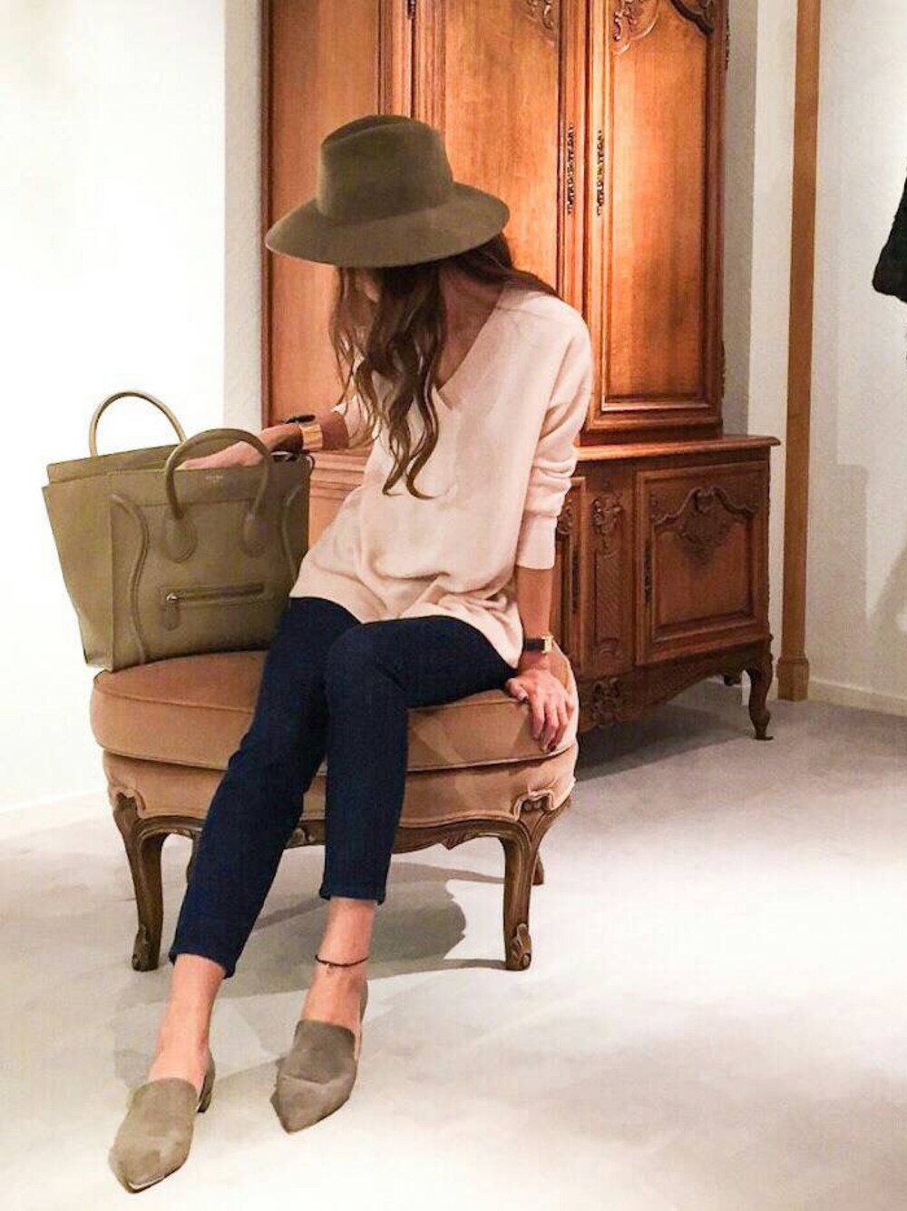 「デニム、ニット、Vネック、フラットシューズ、ZARA、プチプラ、シンプル、シンプルコーデ、カジュアル、ハット」｜「lourphyliのアイテム（ニット/セーター、ピンク系）」を使った、M closetさん（レディース・169cm）の秋コーディネートの1枚目の写真