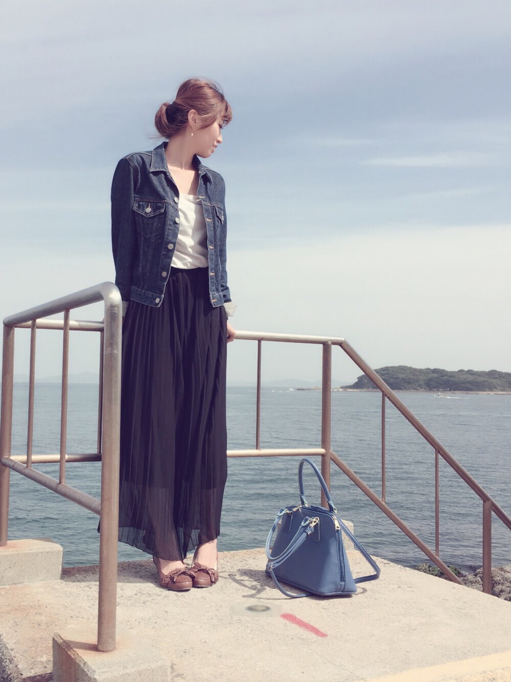 「海#カフェ」｜「UNIQLOのアイテム（デニムジャケット、ブルー系）」を使った、Mii-kichiさん（レディース・155cm）の春コーディネートの1枚目の写真