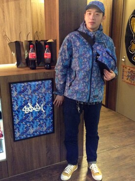 「アイテム（マウンテンパーカー、ブルー系）」を使った、伍參さん（メンズ・175cm）の冬コーディネート