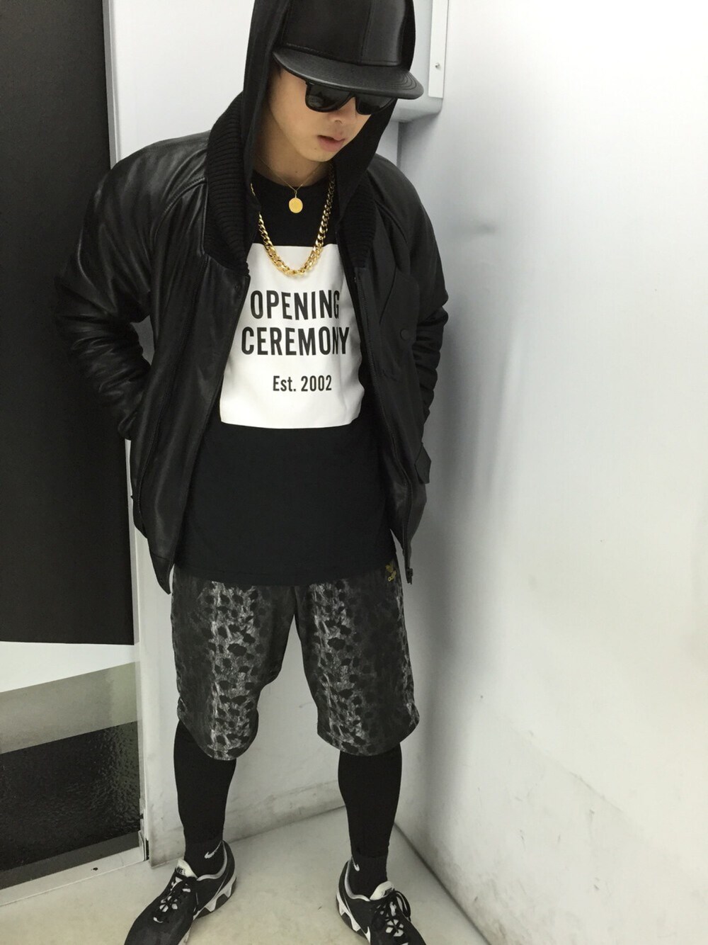 ブラック系のTシャツ/カットソー、ブラック系のライダースジャケット、ブラック系のスニーカーを着用したメンズの冬コーディネートの1枚目の写真