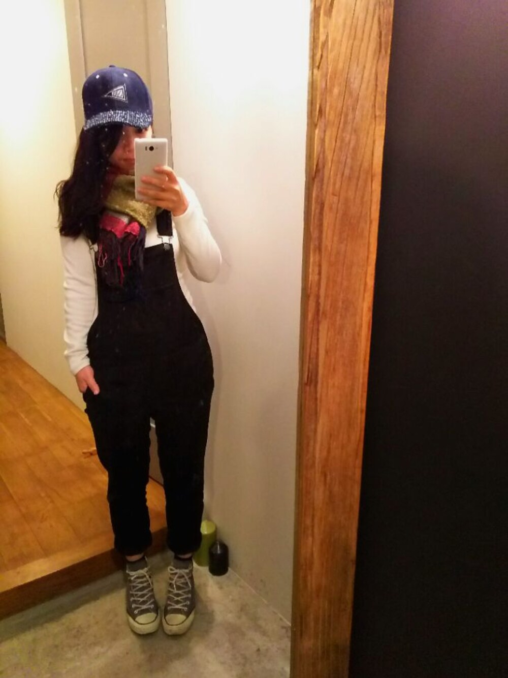 ブラック系のパンツ、ホワイト系のニット/セーター、ブルー系のシューズを着用したレディースの冬コーディネートの1枚目の写真