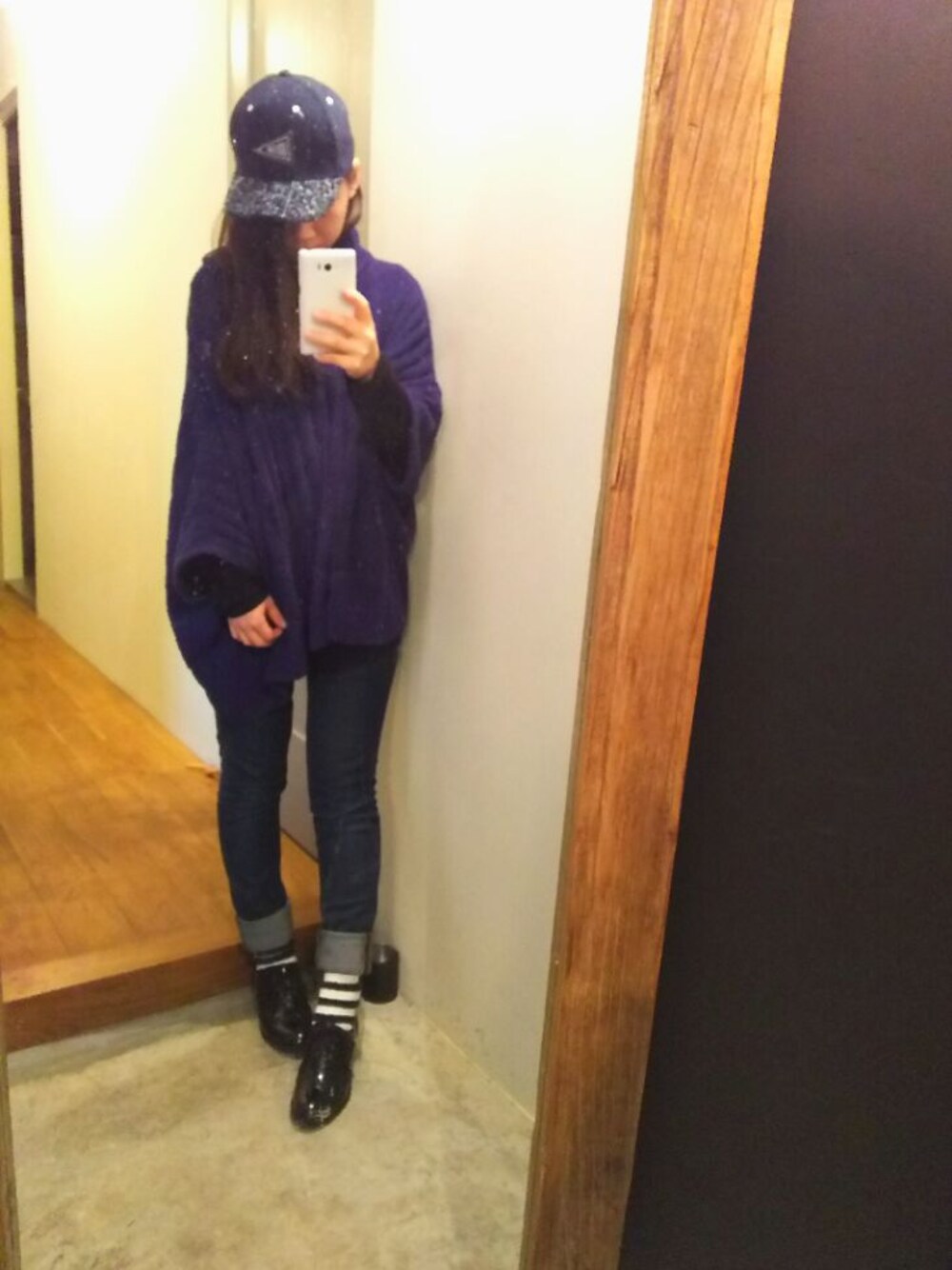 ブルー系のニット/セーター、ブルー系のパンツ、ブラック系のその他シューズを着用したレディースの冬コーディネートの1枚目の写真