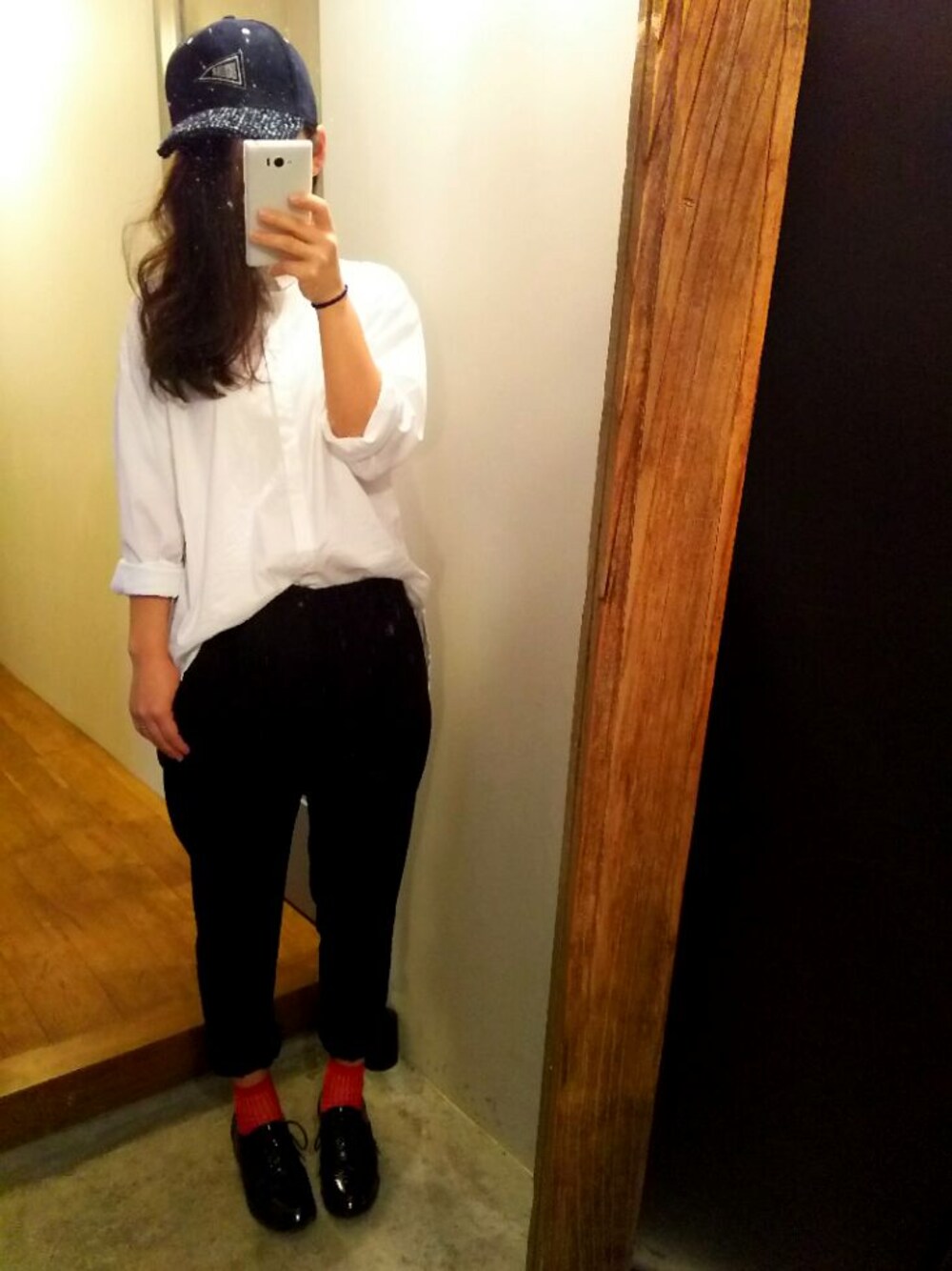 ブラック系のその他パンツ、ホワイト系のシャツ/ブラウス、ブラック系のその他シューズを着用したレディースの春コーディネートの1枚目の写真