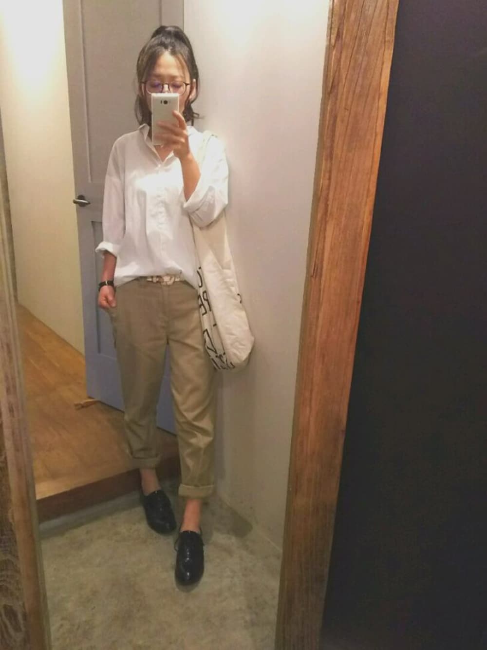 ベージュ系のチノパンツ、ブラック系のその他シューズ、ホワイト系のシャツ/ブラウスを着用したレディースの夏コーディネートの1枚目の写真