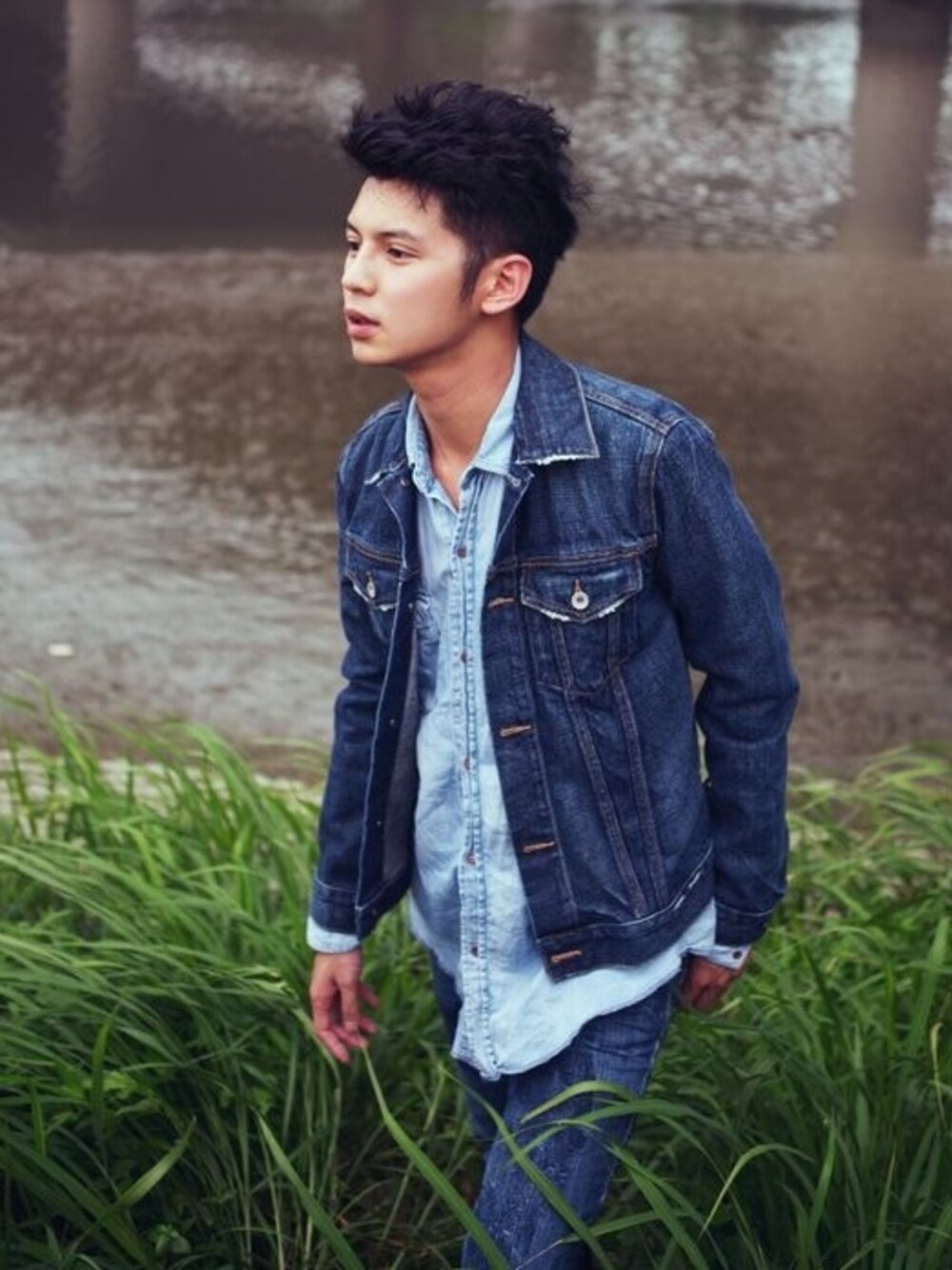 「Levi'sのアイテム（デニムジャケット、ブルー系）」を使った、Josh Yeungさん（メンズ・178cm）の夏コーディネートの1枚目の写真