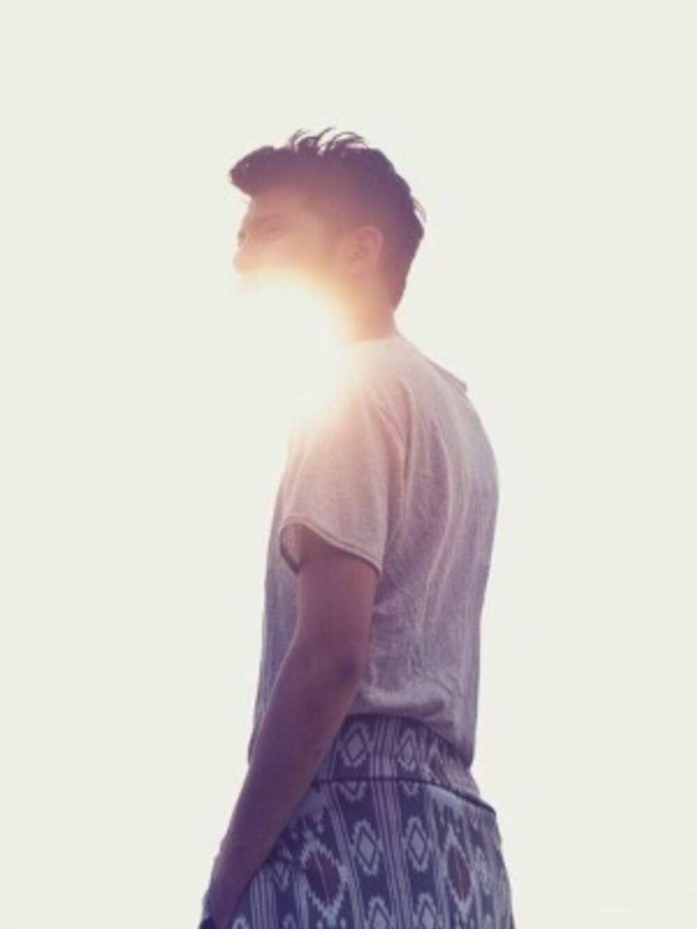 「HELMUT LANGのアイテム（Tシャツ/カットソー、ベージュ系）」を使った、Josh Yeungさん（メンズ・178cm）の夏コーディネートの1枚目の写真