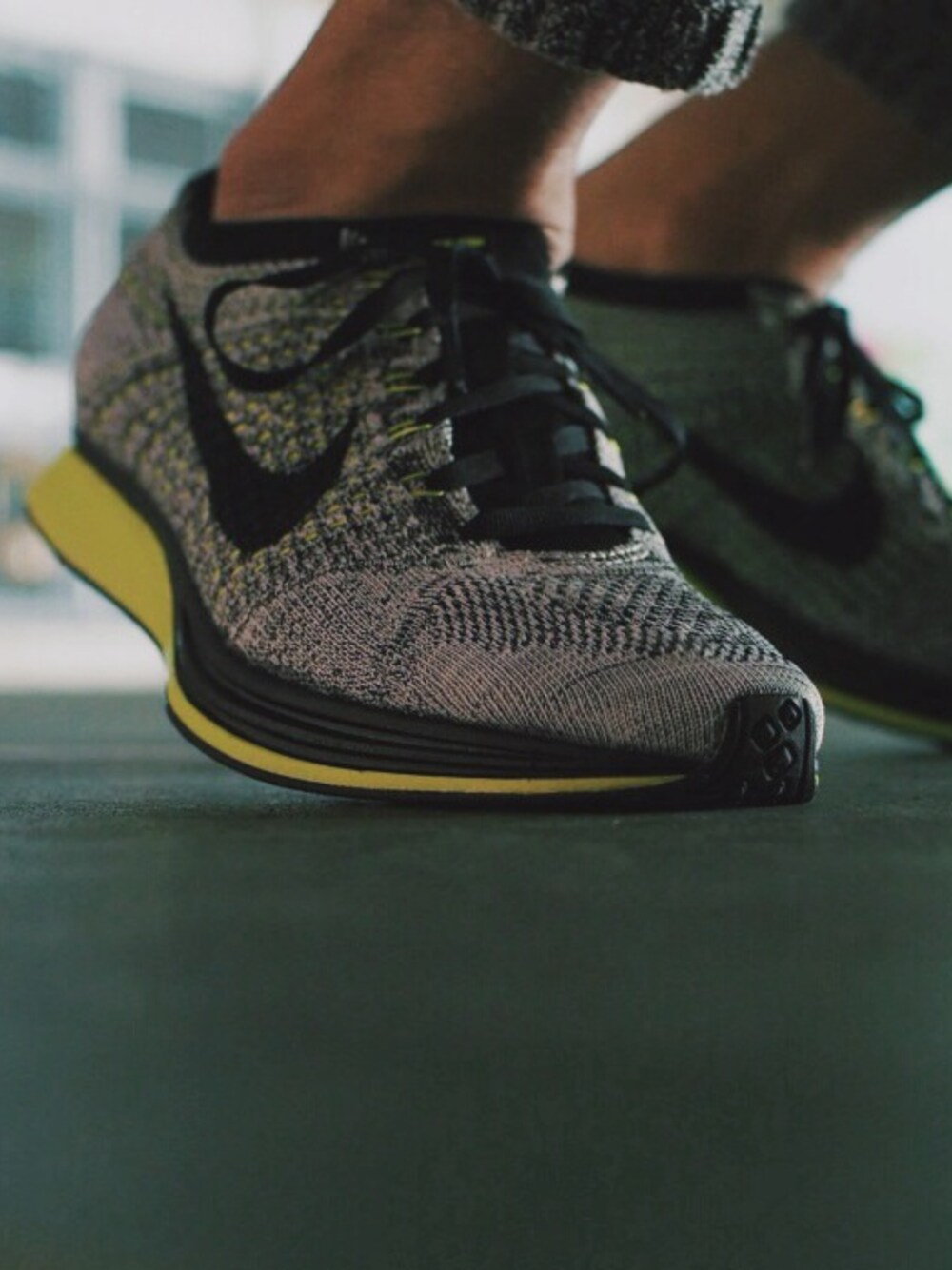「NIKEのFlyknit racer （スニーカー、グレー系）」を使った、Josh Yeungさん（メンズ・178cm）の秋コーディネートの1枚目の写真