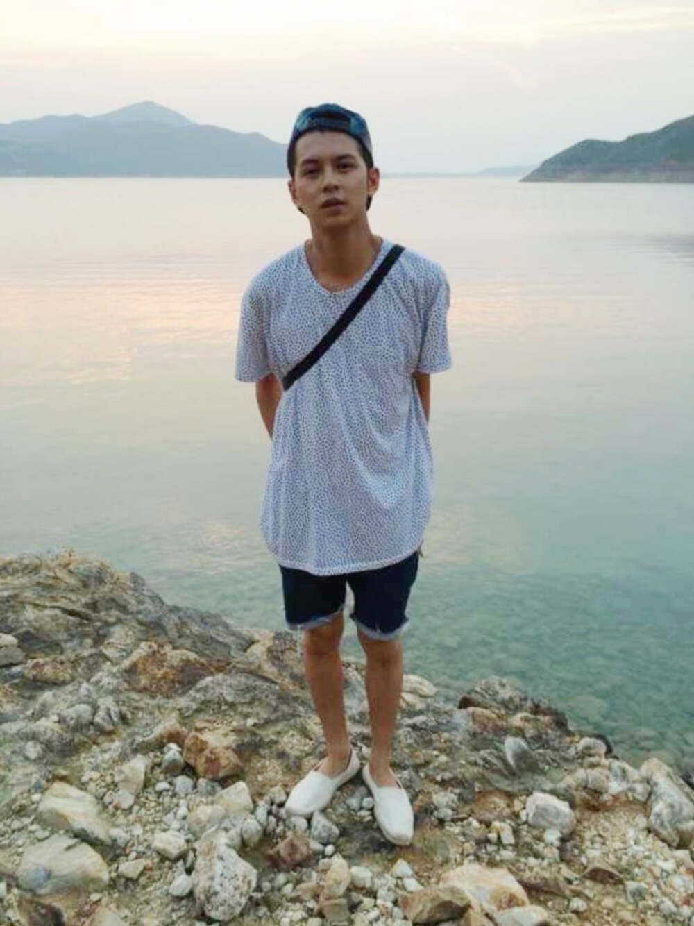 「URBAN OUTFITTERSのアイテム（Tシャツ/カットソー、ホワイト系）」を使った、Josh Yeungさん（メンズ・178cm）の秋コーディネートの1枚目の写真