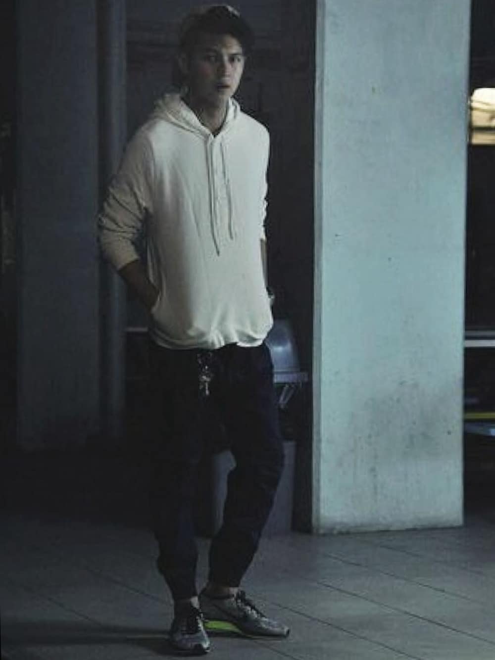 「PUBLISHのアイテム（その他パンツ、ブルー系）」を使った、Josh Yeungさん（メンズ・178cm）の秋コーディネートの1枚目の写真