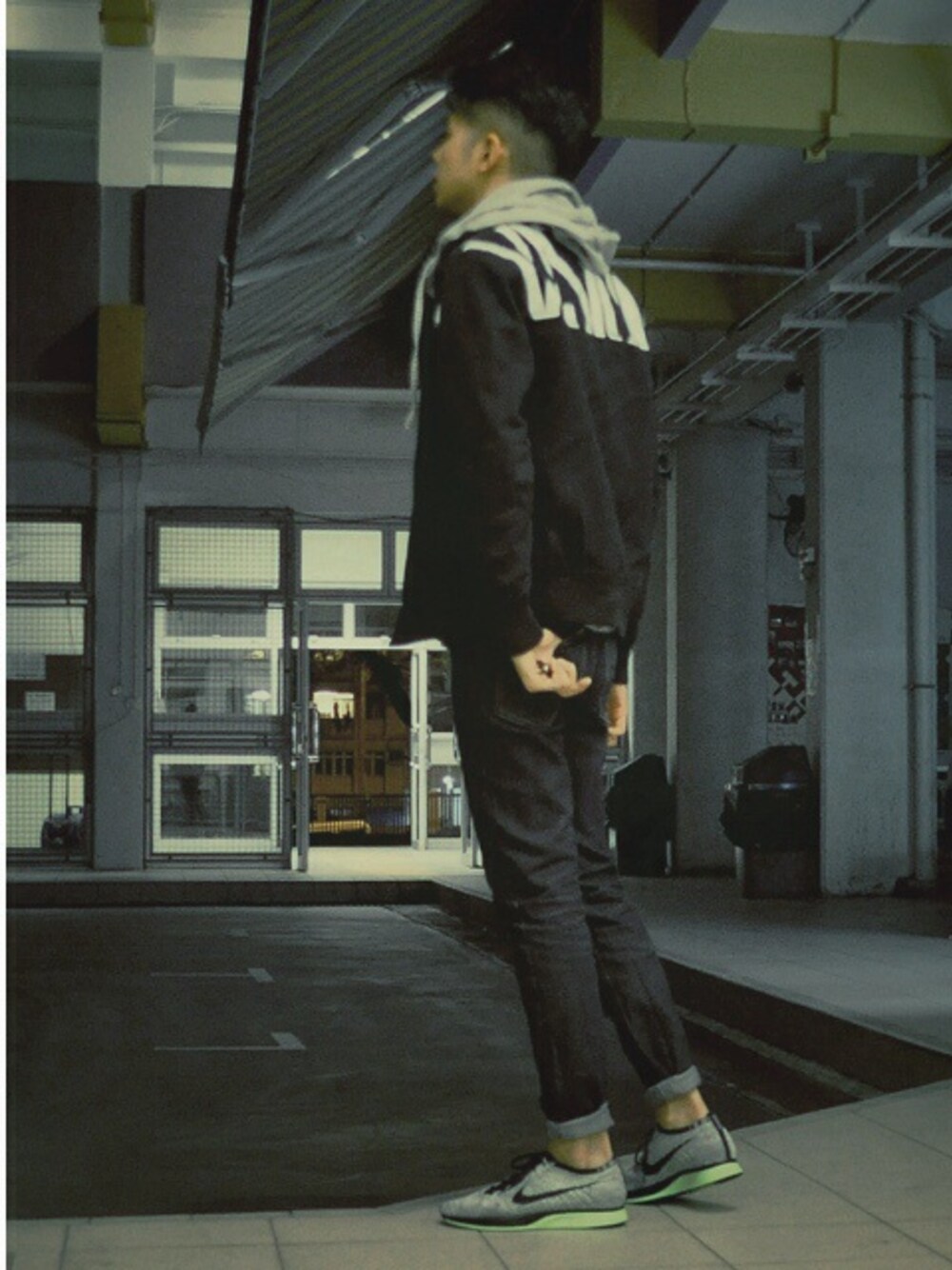 「VISION STREET WEARのアイテム（ノーカラージャケット、ブラック系）」を使った、Josh Yeungさん（メンズ・178cm）の秋コーディネートの1枚目の写真