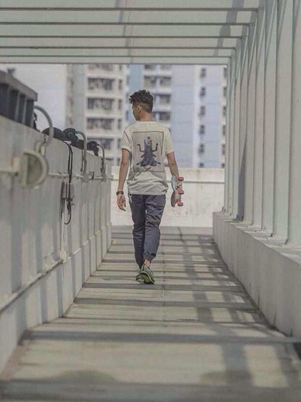 「NIKEのFlyknit racer （スニーカー、グレー系）」を使った、Josh Yeungさん（メンズ・178cm）の秋コーディネートの1枚目の写真
