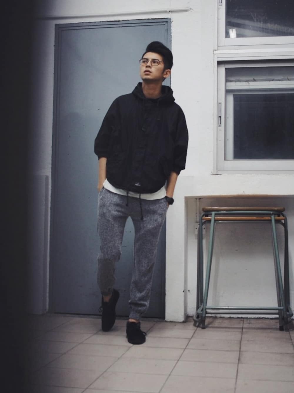 「UNDERGROUNDのアイテム（ポンチョ、ブラック系）」を使った、Josh Yeungさん（メンズ・178cm）の秋コーディネートの1枚目の写真