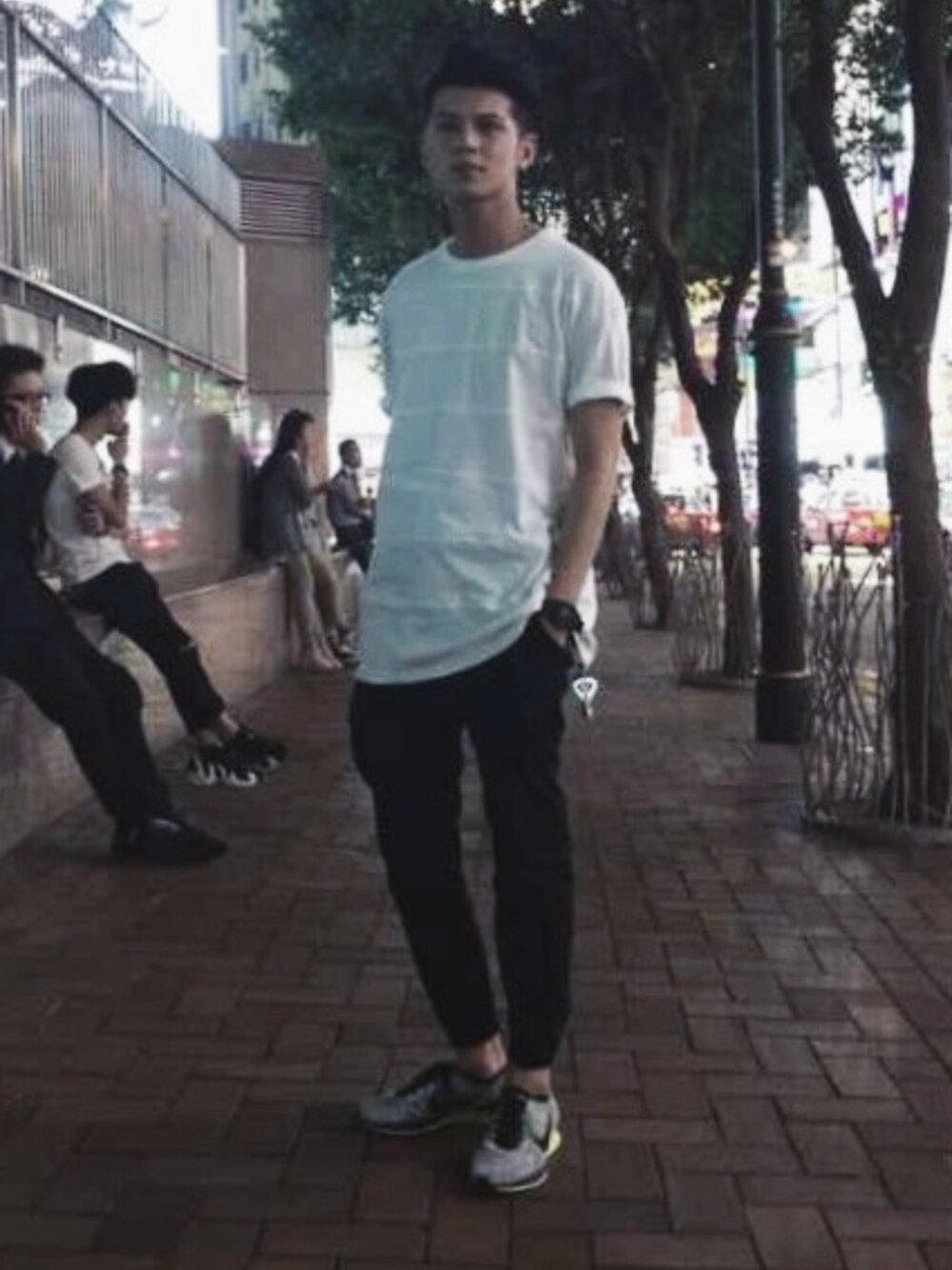 「TOPMANのアイテム（Tシャツ/カットソー、ホワイト系）」を使った、Josh Yeungさん（メンズ・178cm）の秋コーディネートの1枚目の写真