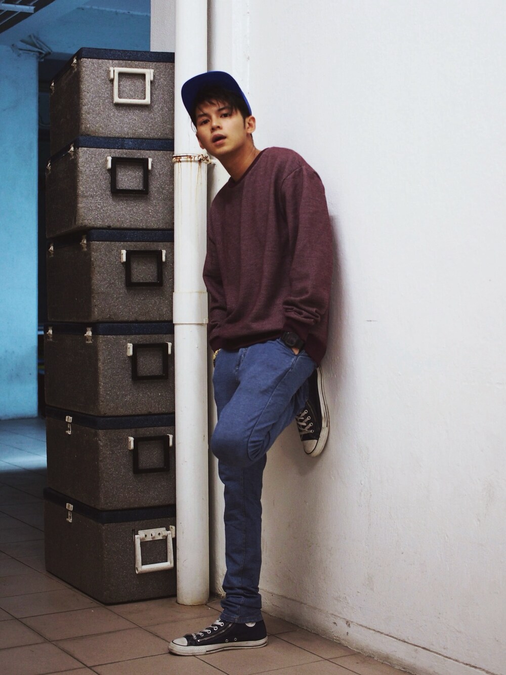 「TOPMANのアイテム（スウェット、レッド系）」を使った、Josh Yeungさん（メンズ・178cm）の秋コーディネートの1枚目の写真