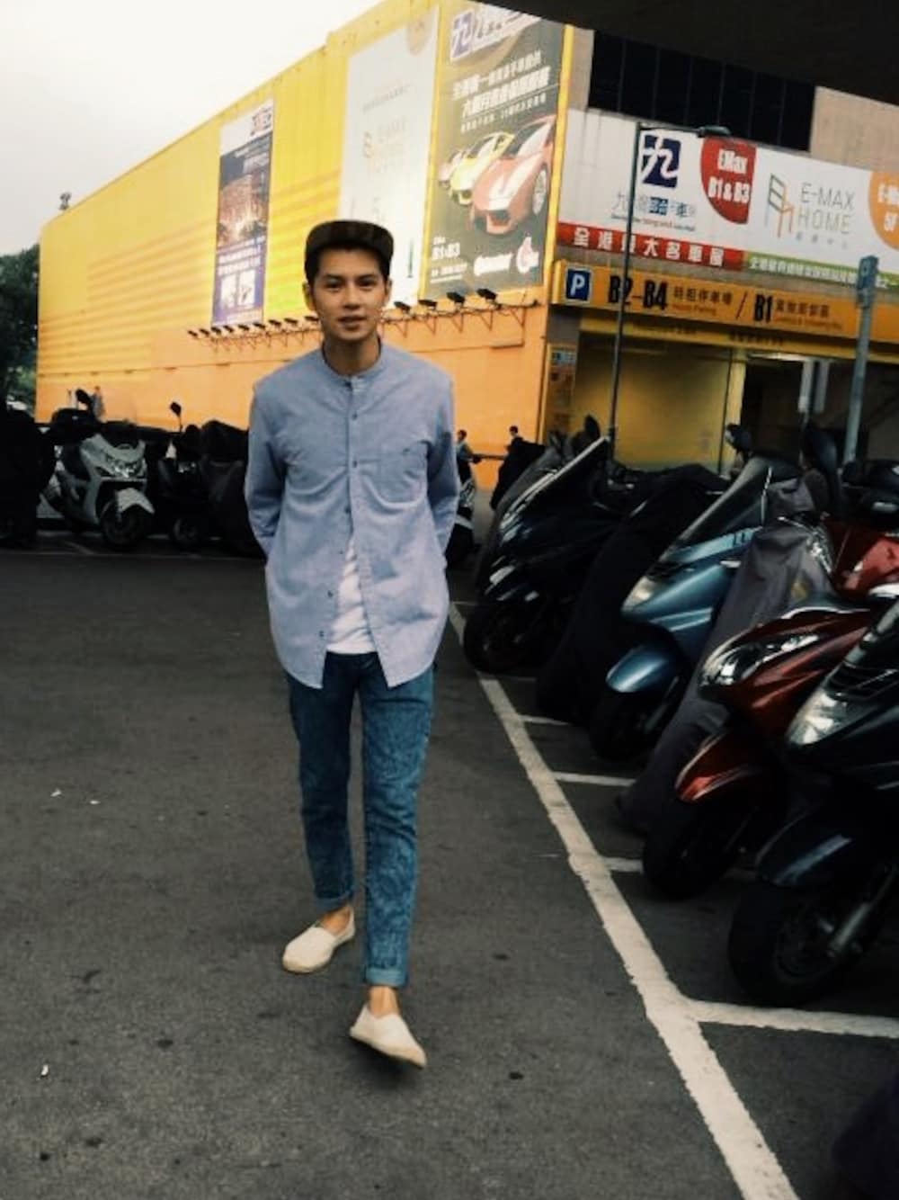 「TOPMANのアイテム（シャツ/ブラウス、グレー系）」を使った、Josh Yeungさん（メンズ・178cm）の秋コーディネートの1枚目の写真