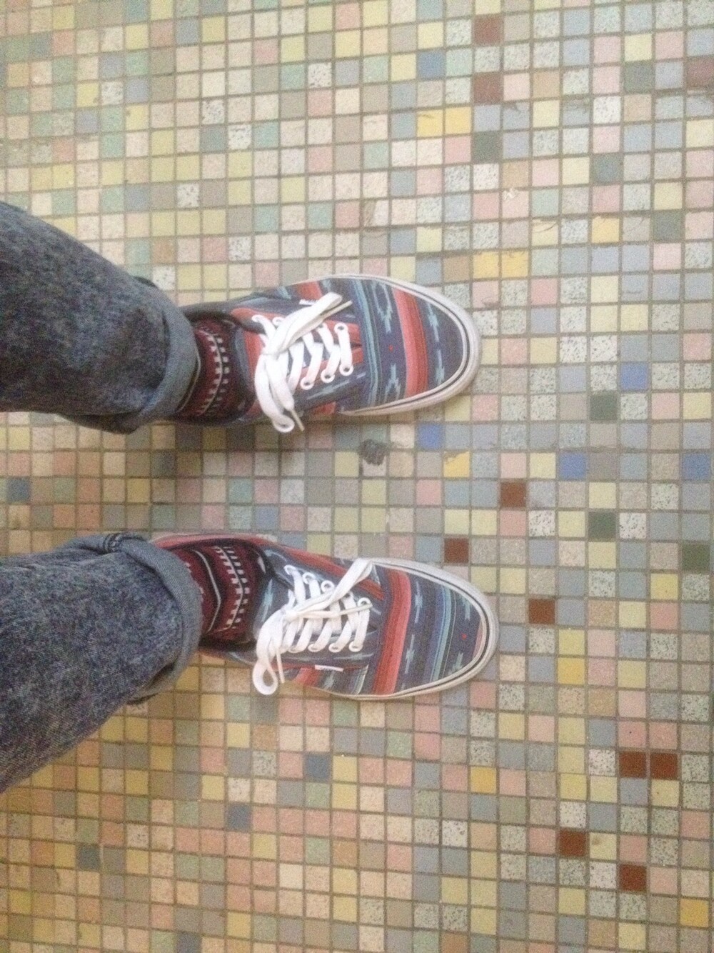 「VANSのアイテム（スニーカー、ブルー系）」を使った、Josh Yeungさん（メンズ・178cm）の秋コーディネートの1枚目の写真