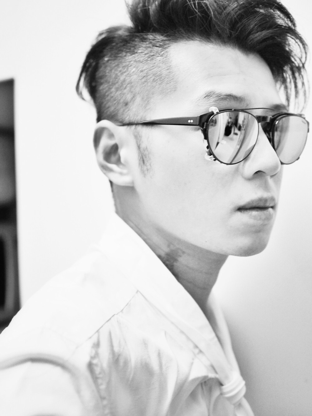 「Subcrewのアイテム（サングラス、ブラック系）」を使った、Josh Yeungさん（メンズ・187cm）の秋コーディネートの1枚目の写真
