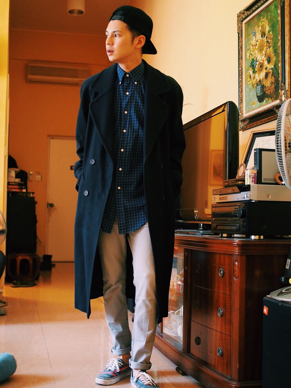「VANSのアイテム（スニーカー、ブルー系）」を使った、Josh Yeungさん（メンズ・178cm）の冬コーディネートの1枚目の写真