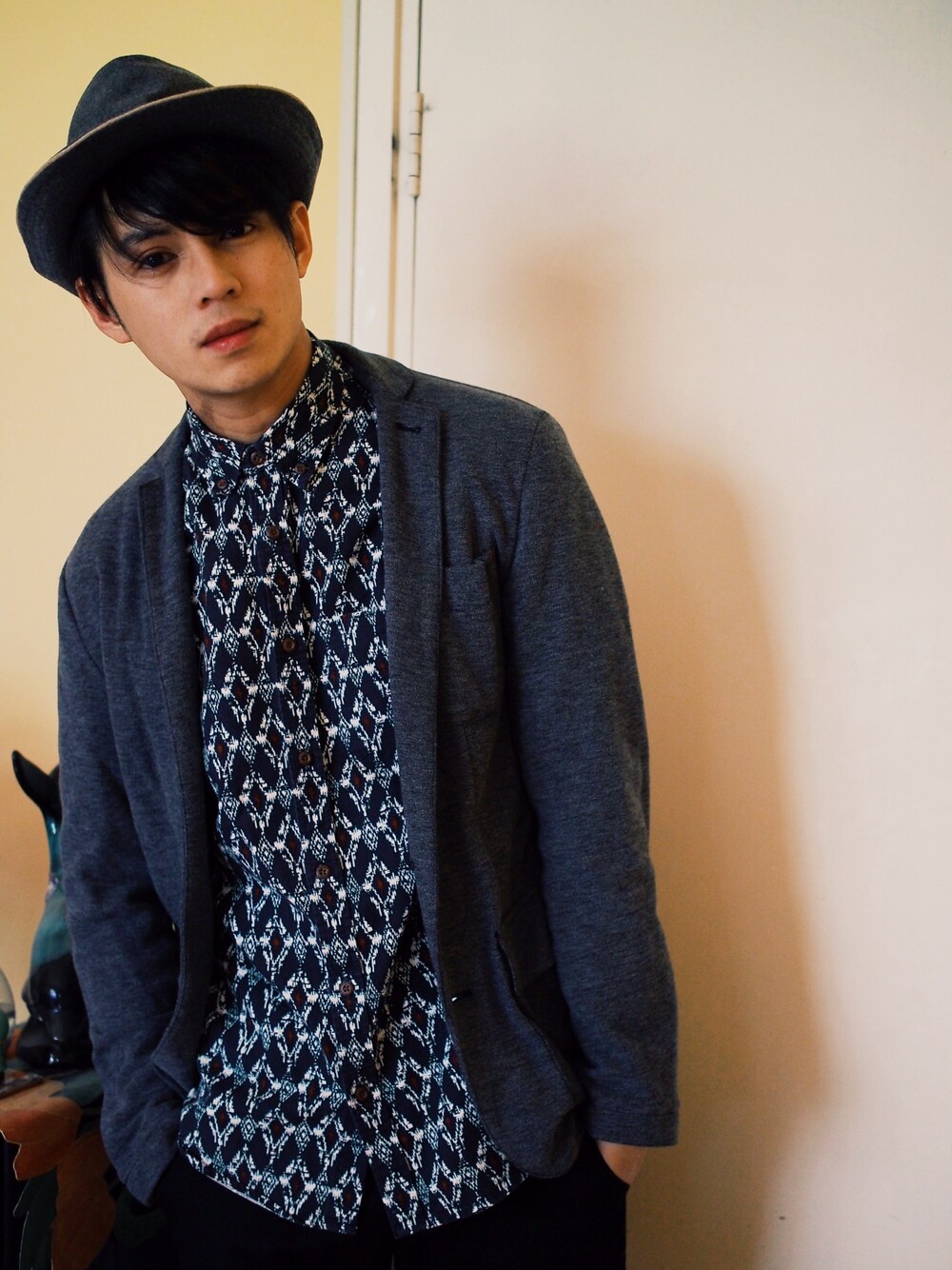 「hat」｜「RIVER ISLANDのアイテム（シャツ/ブラウス、ブルー系）」を使った、Josh Yeungさん（メンズ・178cm）の冬コーディネートの1枚目の写真
