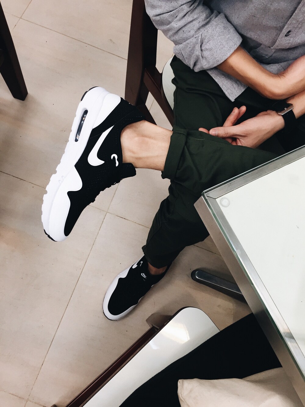 「NIKEのAir max 1 ultra moire（スニーカー、ブラック系）」を使った、Josh Yeungさん（メンズ・178cm）の冬コーディネートの1枚目の写真