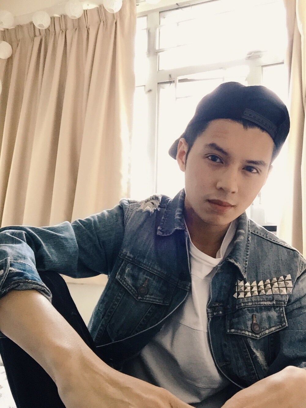 「standard clothsのアイテム（デニムジャケット、ブルー系）」を使った、Josh Yeungさん（メンズ・50cm）の冬コーディネートの1枚目の写真