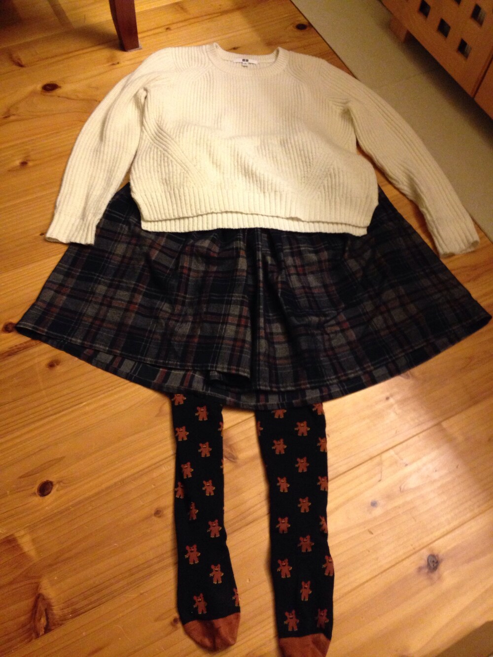 「くまさん、柄タイツ、ホワイトニット、チェックスカート」｜「UNIQLOのアイテム（ニット/セーター、ホワイト系）」を使った、うたんさん（レディース・160cm）の秋コーディネートの1枚目の写真