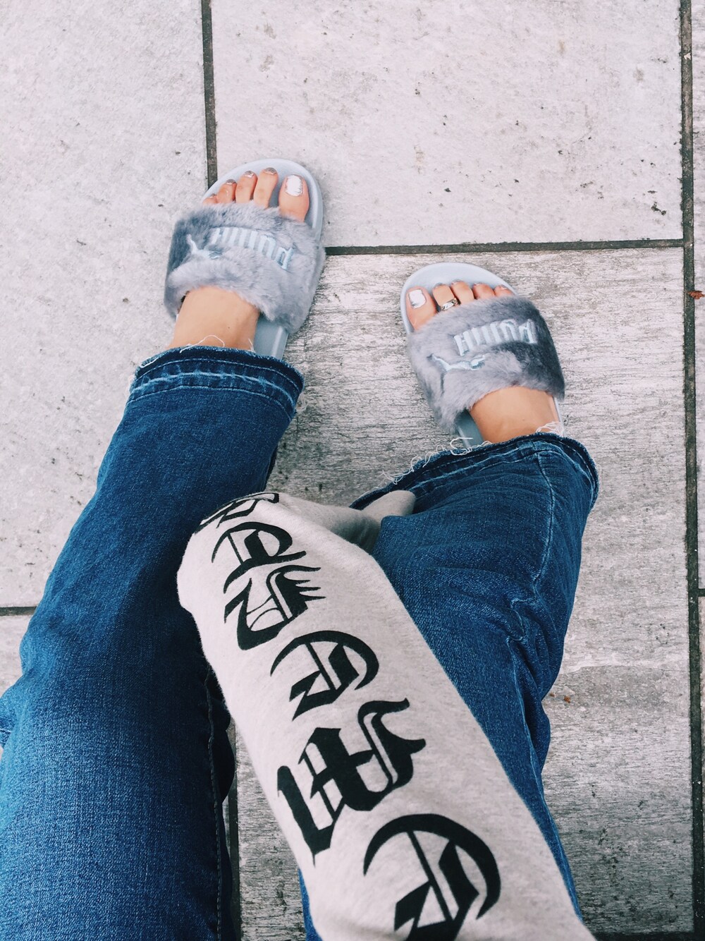 「ootd、denim、streetstyle、PUMA、fenty、vetements、ZARA」｜「PUMAのアイテム（サンダル、シルバー系）」を使った、Juna Chenさん（レディース・165cm）の秋コーディネートの1枚目の写真
