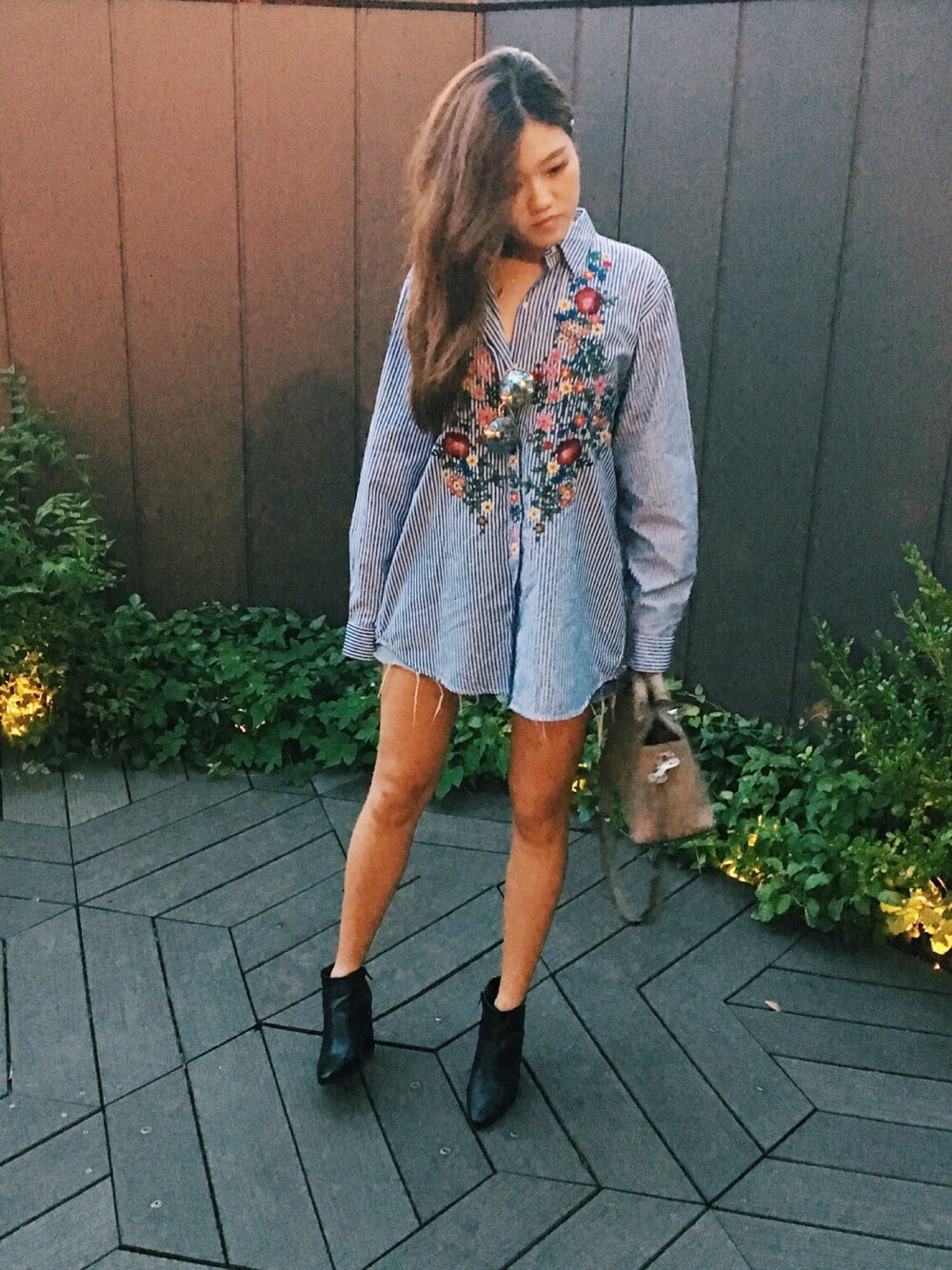 「ootd、streetstyle、shirtdress、flower、ZARA、FENDI」｜「ZARAのアイテム（シャツ/ブラウス、ブルー系）」を使った、Juna Chenさん（レディース・165cm）の秋コーディネートの1枚目の写真