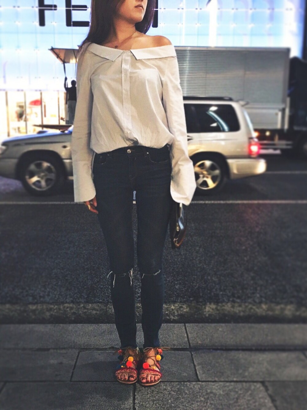「ootd、streetstyle、denim、offshoulder、ZARA、TOPSHOP」｜「ZARAのアイテム（デニムパンツ、ブルー系）」を使った、Juna Chenさん（レディース・165cm）の秋コーディネートの1枚目の写真