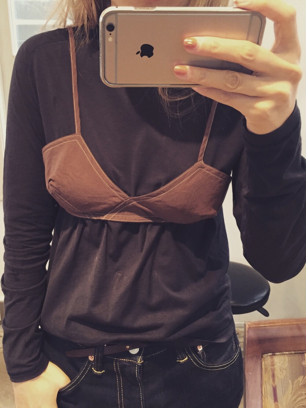 ブラウン系のその他トップス、ブルー系のTシャツ/カットソー、ブルー系のデニムパンツを着用したレディースの夏コーディネートの1枚目の写真