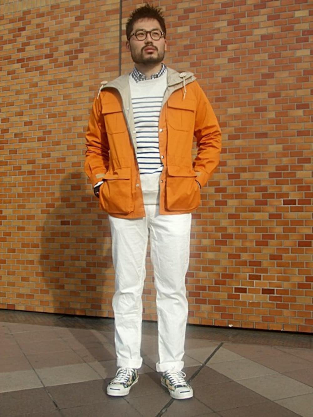 「マウンテンパーカー、ホワイトパンツ」｜「SHIPSのSC: ドビー ギンガムチェック ボタンダウンシャツ（シャツ/ブラウス、ブルー系）」を使った、内藤さん（メンズ・182cm）の冬コーディネートの1枚目の写真