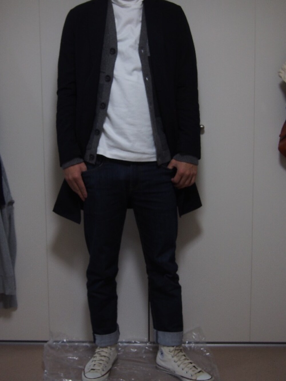 「タートルネック、カーディガン   グレー   紺    コーデ、チェスターコート」｜「UNIQLOのMEN ストレッチスリムフィットテーパードジーンズA（デニムパンツ、ブルー系）」を使った、じょんさん（メンズ・171cm）の秋コーディネートの1枚目の写真
