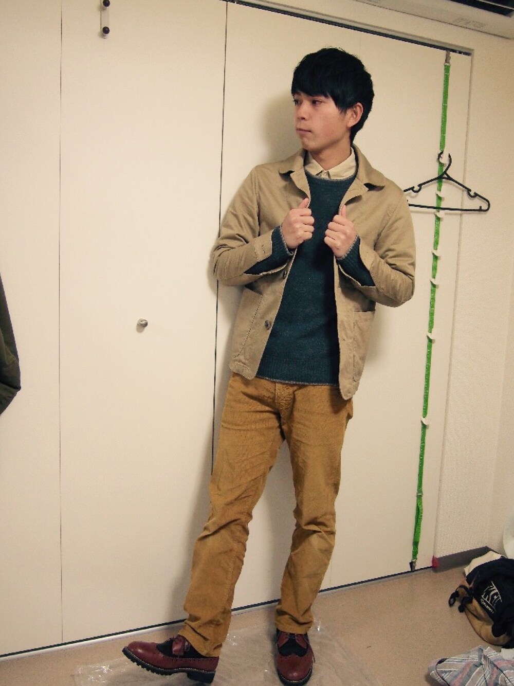 「コーデュロイパンツ、ニット ネイビー、コーデュロイシャツ」｜「URBAN RESEARCH DOORS MENSのDOORS CHINO CLOTH ショールカラーコート（その他アウター、ベージュ系）」を使った、じょんさん（メンズ・171cm）の冬コーディネートの1枚目の写真