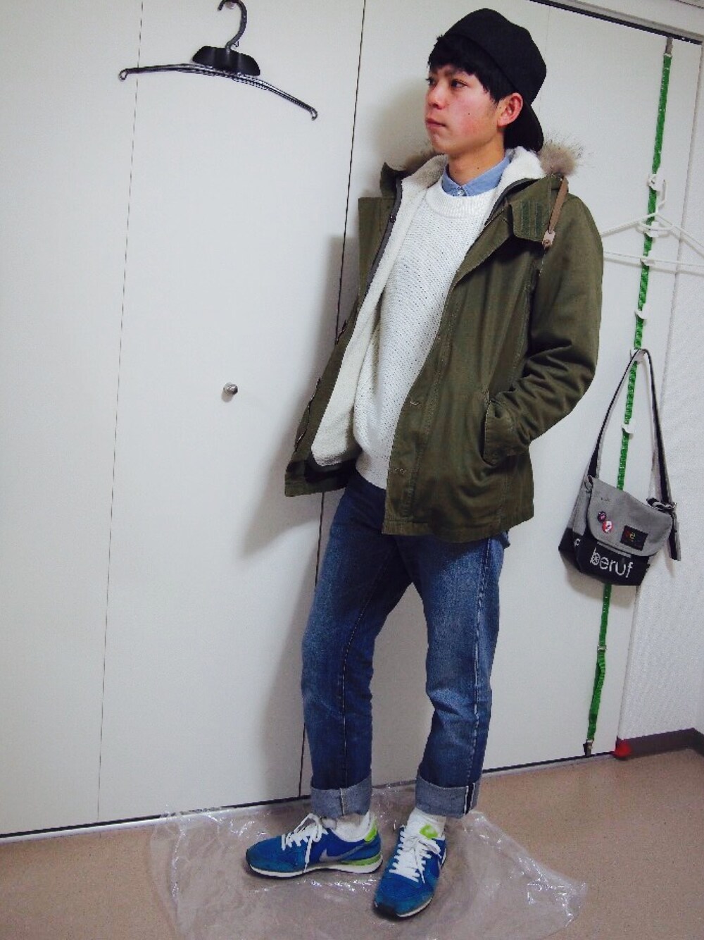 「モッズコート、キャップ後ろかぶり、ニット 白、スニーカー」｜「UNIQLOのMEN セルビッジレギュラーフィットジーンズ（デニムパンツ、ブルー系）」を使った、じょんさん（メンズ・171cm）の冬コーディネートの1枚目の写真