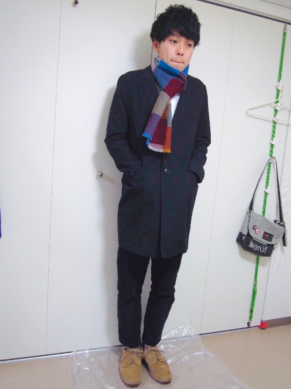 「チェスターコート、マフラー」｜「JOURNAL STANDARD relumeのアイテム（マフラー、その他）」を使った、じょんさん（メンズ・171cm）の冬コーディネートの1枚目の写真