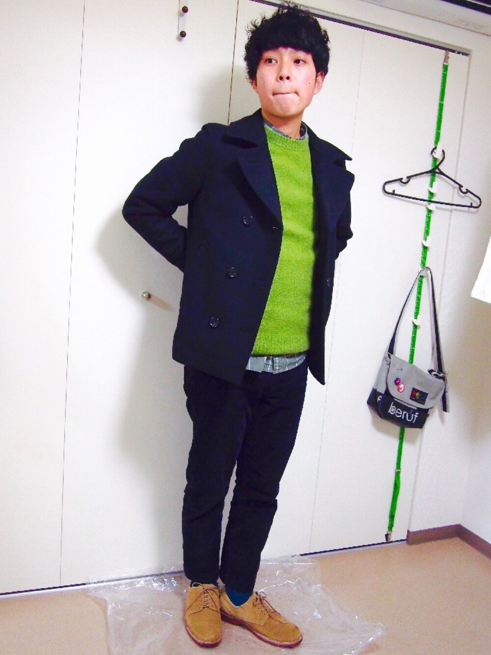 「グリーン、ニット、ピーコート」｜「green label relaxingのHEAVY/MLTN SHORT ピーコート（ピーコート、ブルー系）」を使った、じょんさん（メンズ・171cm）の冬コーディネートの1枚目の写真