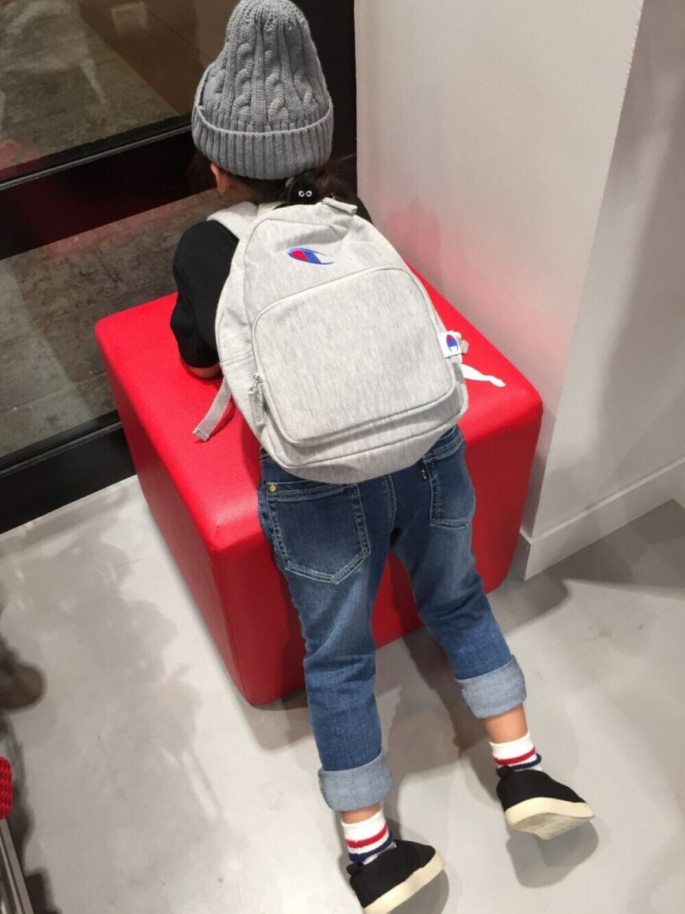 グレー系のバックパック/リュック、ブルー系のデニムパンツ、グレー系のニットキャップ/ビーニーを着用したキッズの春コーディネートの1枚目の写真