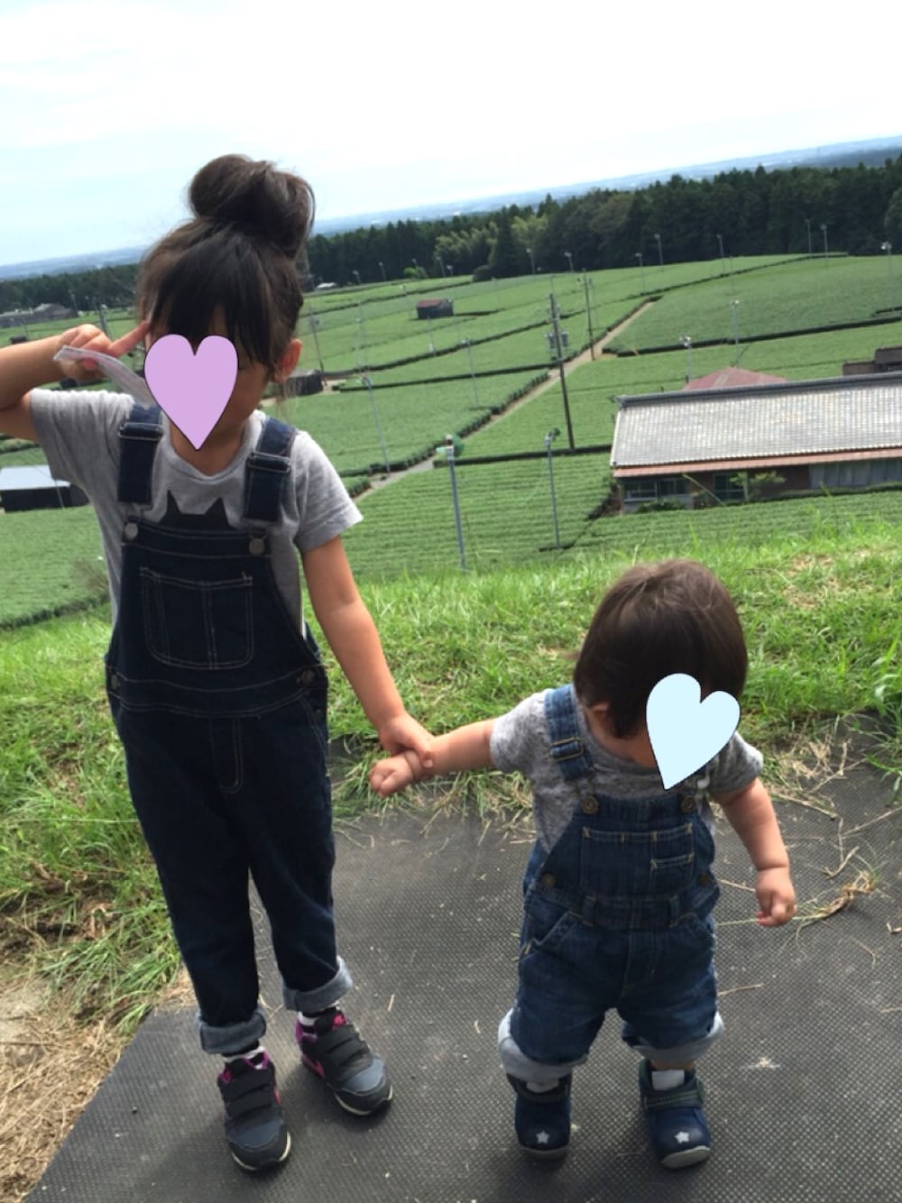 グレー系のTシャツ/カットソー、ブルー系のサロペット/オーバーオール、ブラック系のスニーカーを着用したキッズの秋コーディネートの1枚目の写真