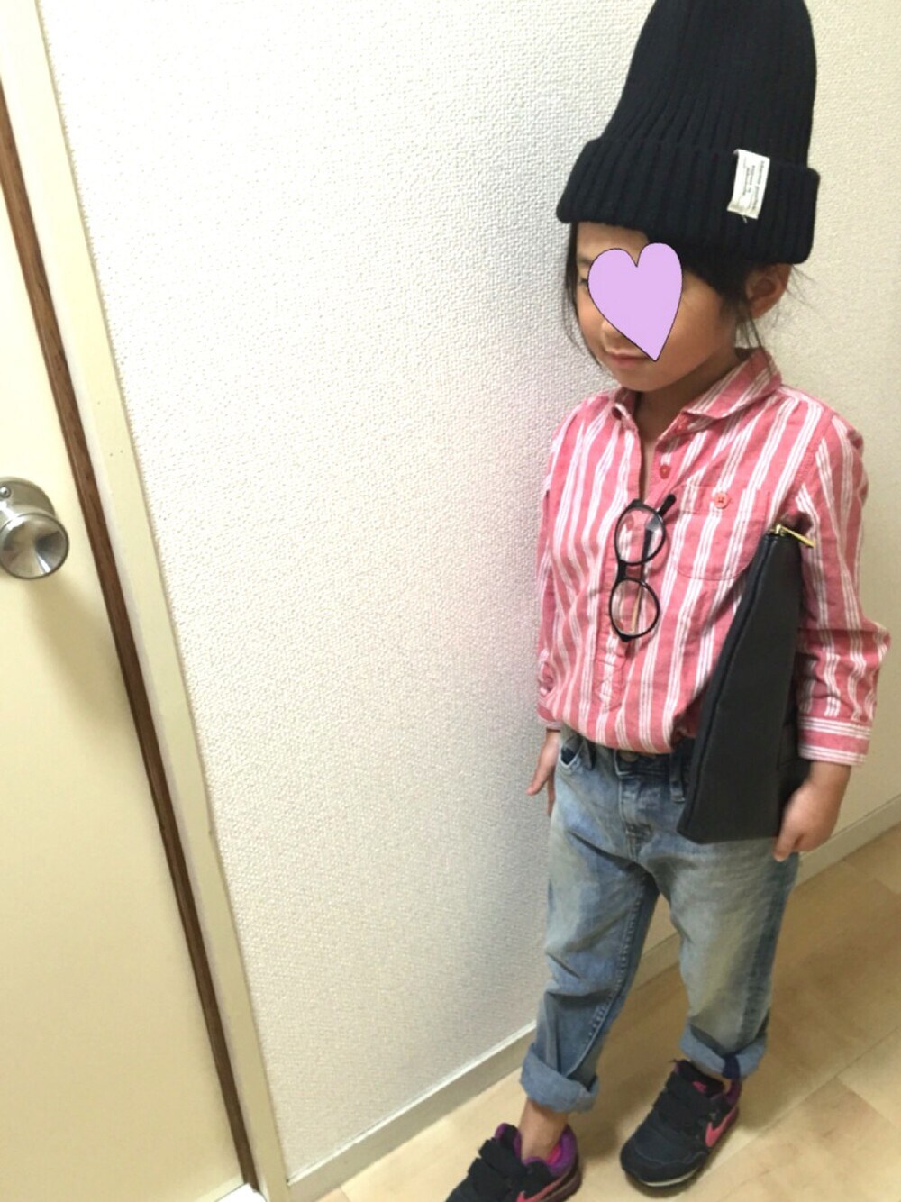 レッド系のシャツワンピース、ブルー系のデニムパンツ、ブラック系のスニーカーを着用したキッズの秋コーディネートの1枚目の写真