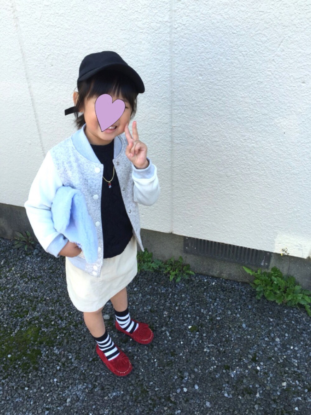 グレー系のブルゾン、ブルー系のTシャツ/カットソー、ホワイト系のスカートを着用したキッズの秋コーディネートの1枚目の写真