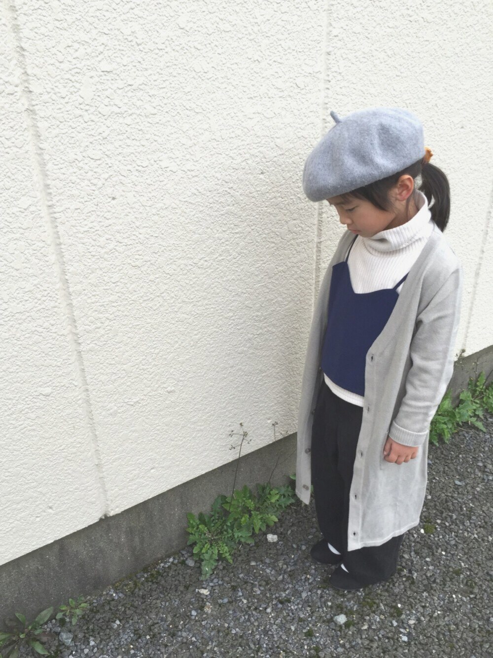 ホワイト系のTシャツ/カットソー、ブルー系のTシャツ/カットソー、ブラック系のその他パンツを着用したキッズの秋コーディネートの1枚目の写真