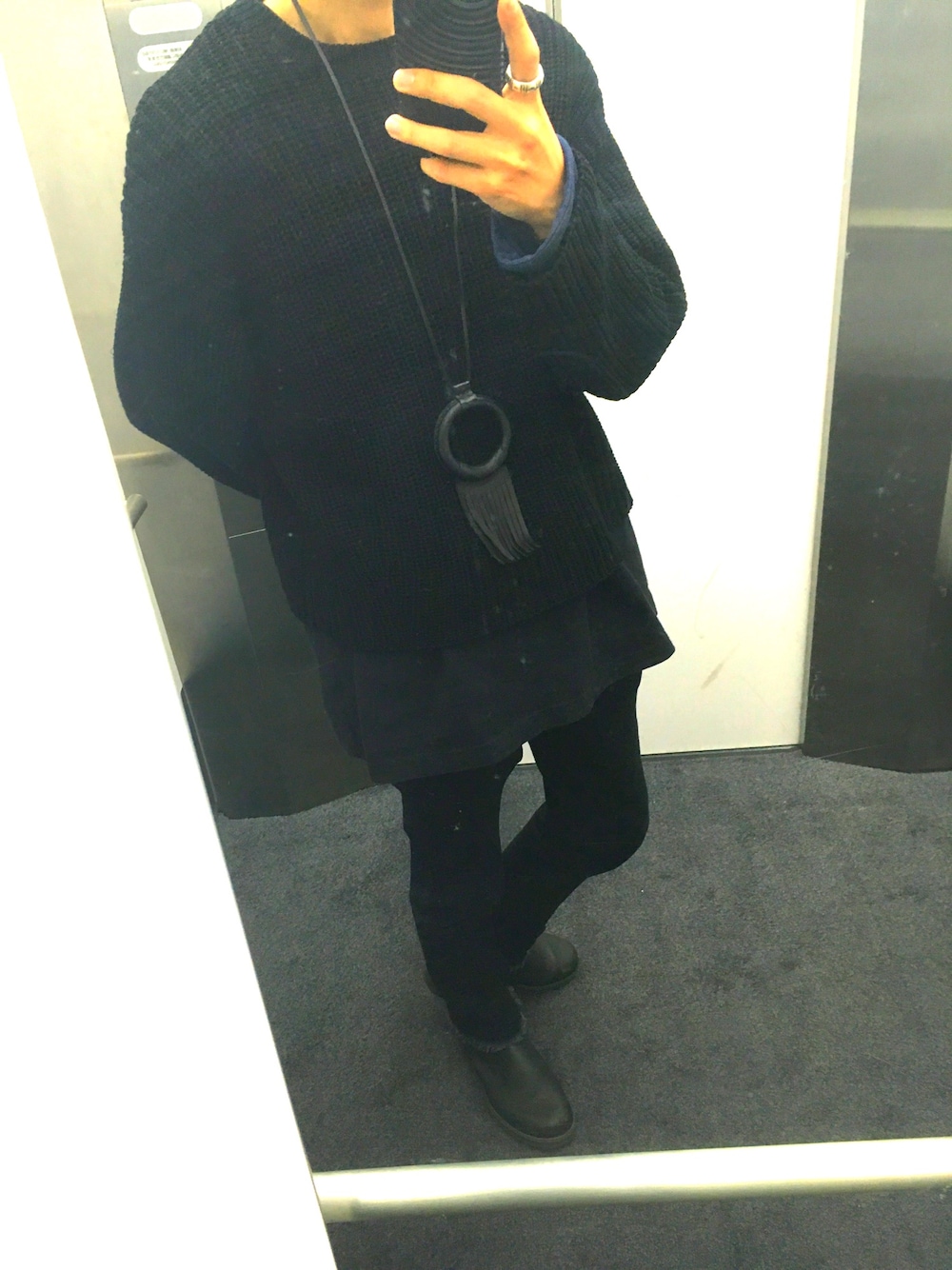 ブラック系のニット/セーター、ブラック系のその他パンツ、ブラック系のレインシューズを着用したメンズの春コーディネートの1枚目の写真