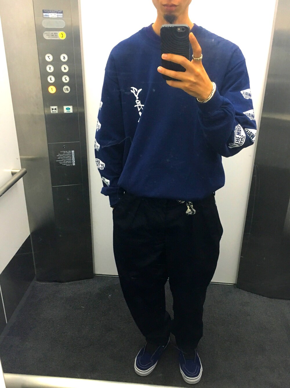 「秋のコーデ、カジュアルコーデ、ラフ、オトナカジュアル、ビッグT、モノトーン、アメカジ、BEAMS、SASQUATCHfabrix、VANS」｜「SASQUATCHfabrix.のアイテム（Tシャツ/カットソー、ブルー系）」を使った、KEITAさん（メンズ・178cm）の秋コーディネートの1枚目の写真