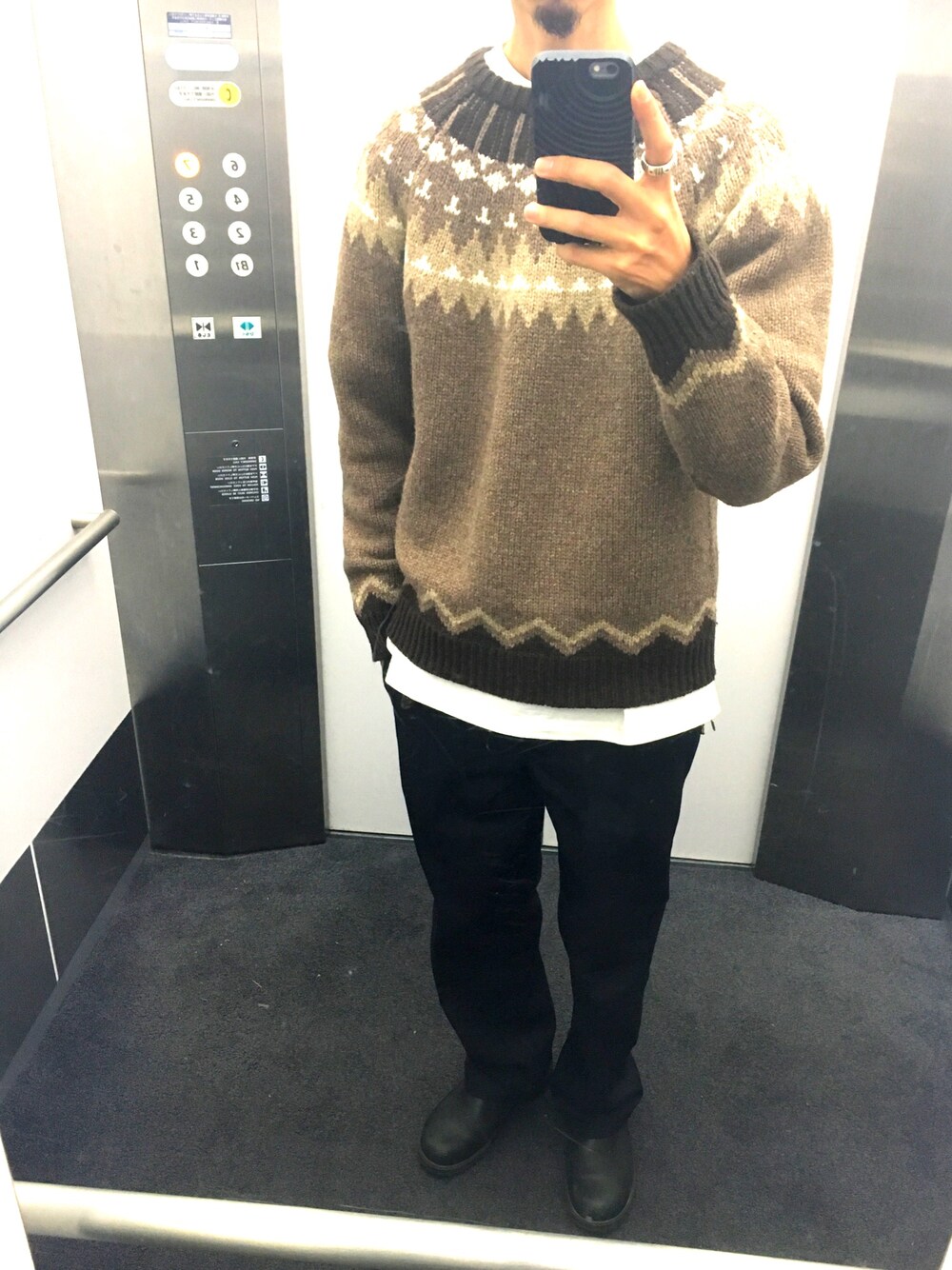 ブラウン系のニット/セーター、ブラック系のその他パンツ、ブラック系のレインシューズを着用したメンズの秋コーディネートの1枚目の写真