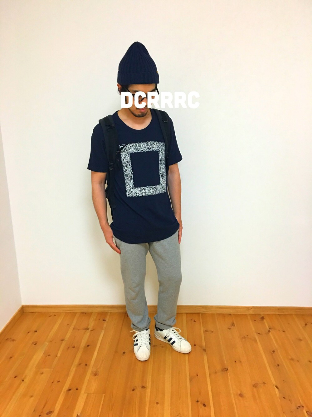 「ラフ、休日スタイル、スウェットパンツ、スニーカー、動きやすい、スクエア、ニット帽、グレーのスウェットパンツ、ネイビー×グレー、バックパック」｜「RACALのRACAL/ 別注Standard rib CAP（ニットキャップ/ビーニー、ブルー系）」を使った、DCRRRCさん（メンズ・174cm）の夏コーディネートの1枚目の写真