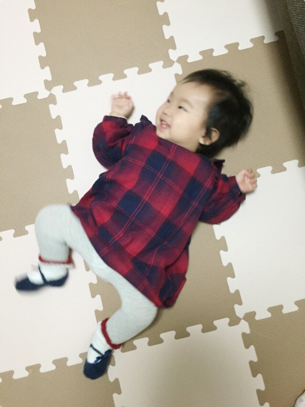 レッド系のワンピース、その他のその他、ブルー系のその他を着用したキッズの冬コーディネートの1枚目の写真