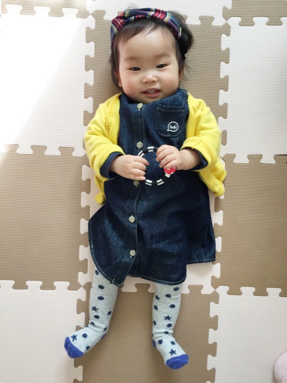 ブルー系のシャツワンピース、その他のその他、レッド系のその他を着用したキッズの冬コーディネートの1枚目の写真