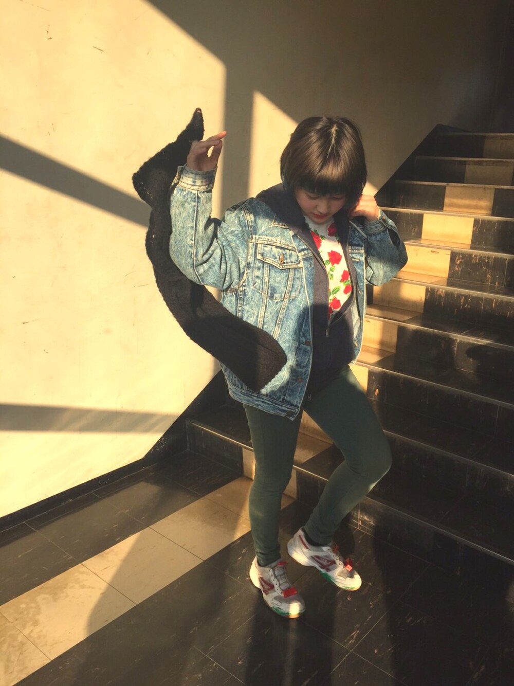 グリーン系のその他パンツ、ホワイト系のスウェット、ブルー系のパーカーを着用したレディースの冬コーディネートの1枚目の写真